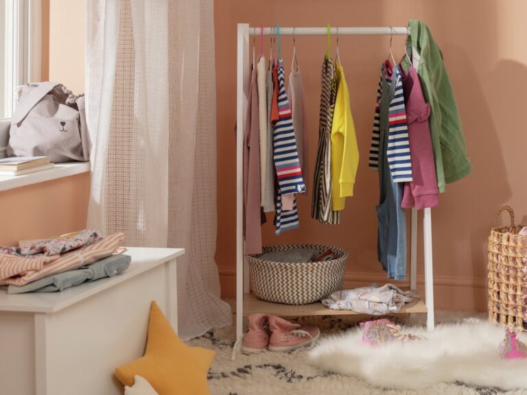 Kid's dressing rail