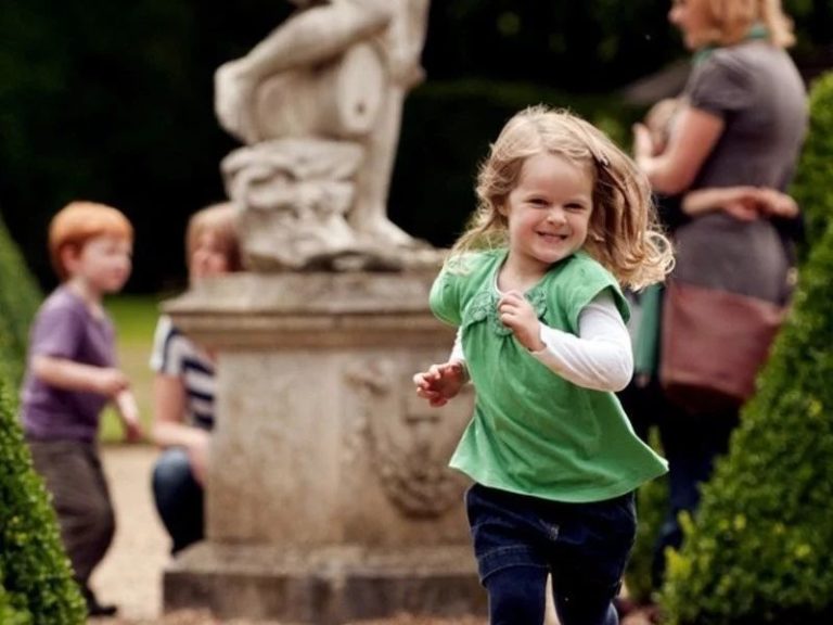 Kids playing at Ham House