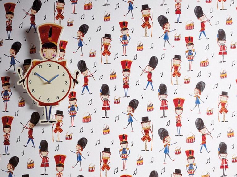 Children's wallpaper with marching soldiers pattern