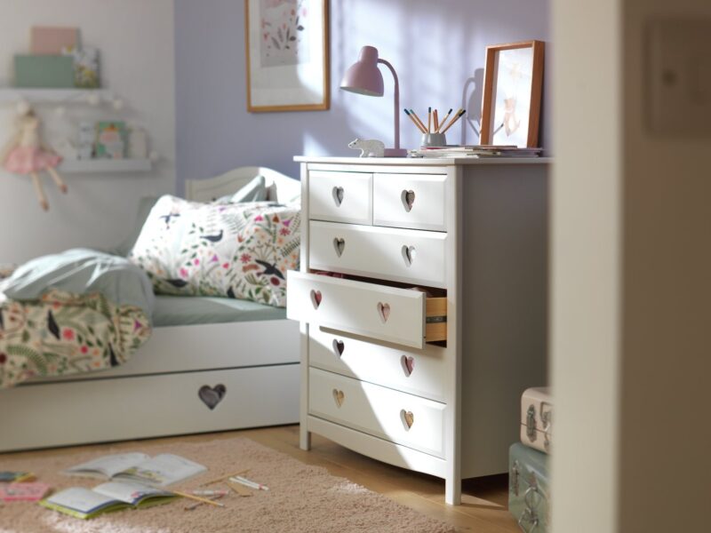 White 6-drawer chest with heart cut-outs