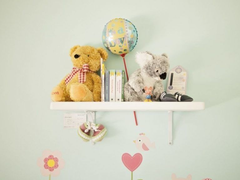 Nursery wall shelf with teddy bear