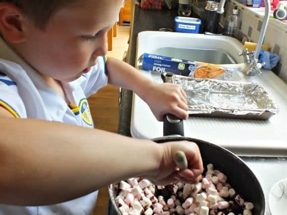 Making rock road crunch bars