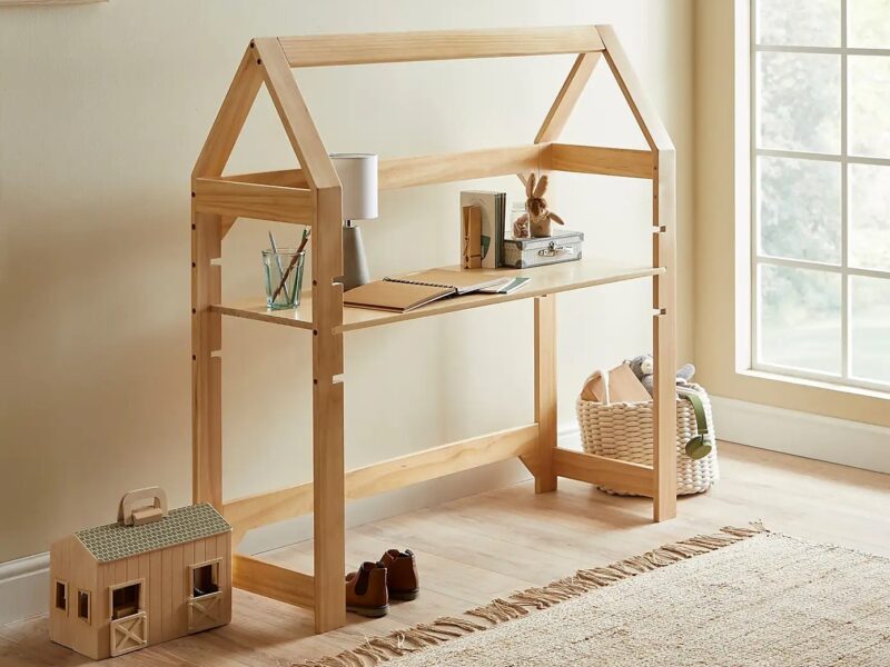 Kid's desk with house-shape frame and a height-adjustable full-width shelf