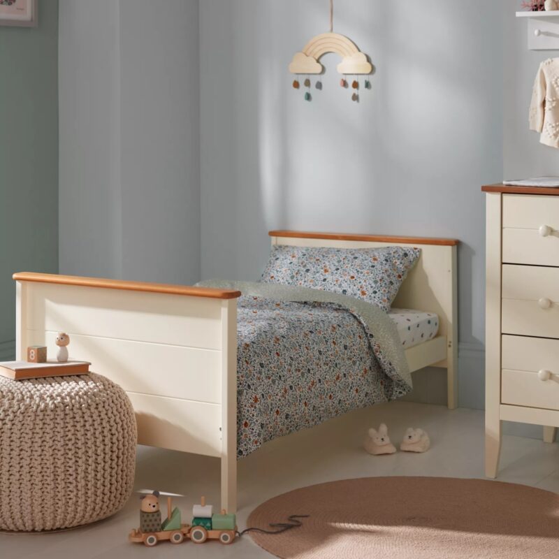 Cream/oak junior bed