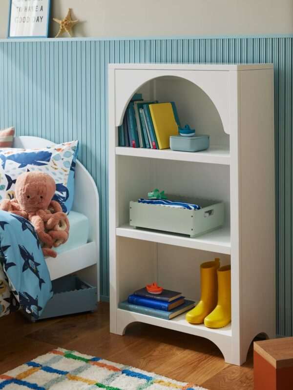 White 3-tier bookcase with curved deatil