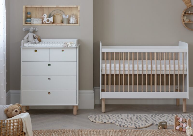 White/oak cotbed and dresser